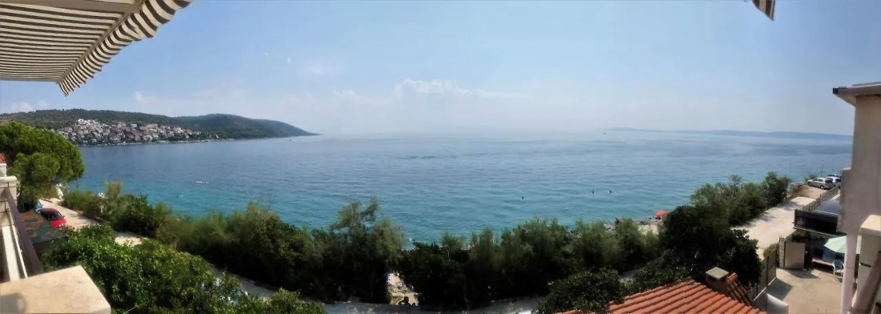 Апартаменты First Row To The Sea Трогир