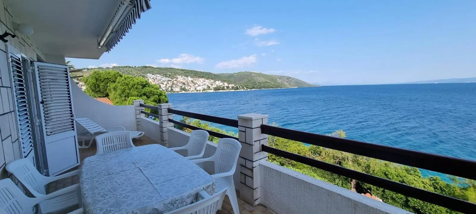 Апартаменты First Row To The Sea Трогир